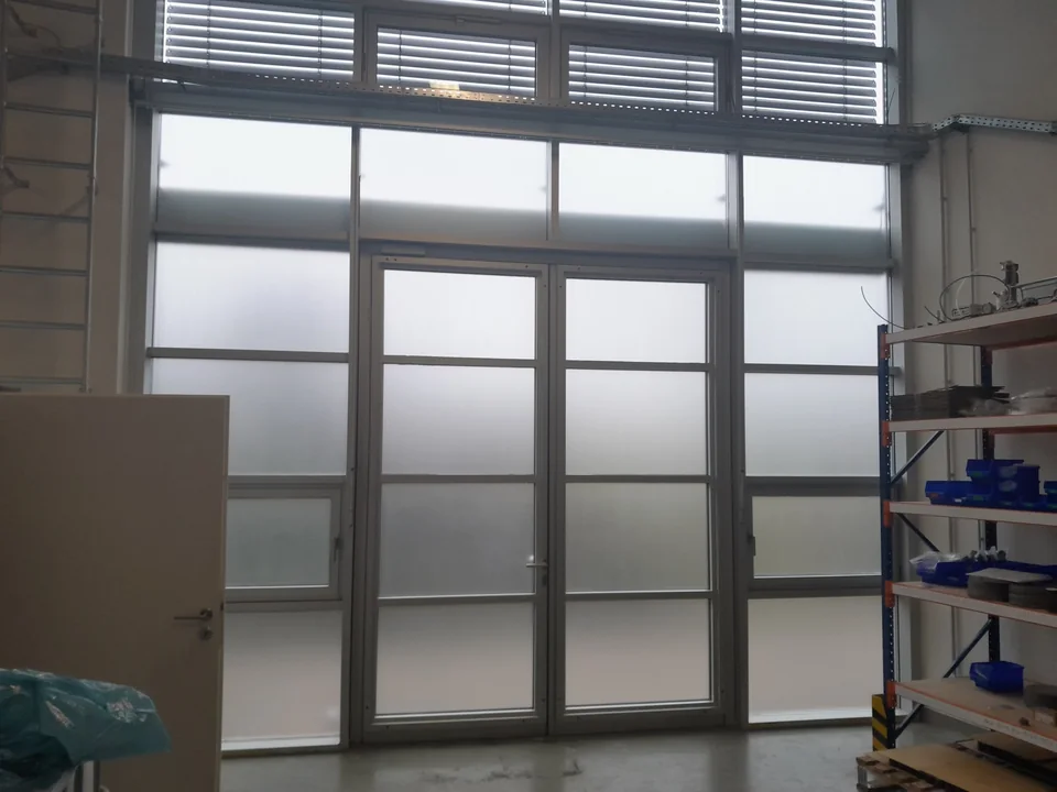 Hohe Hallentür mit mattierten Glasflächen