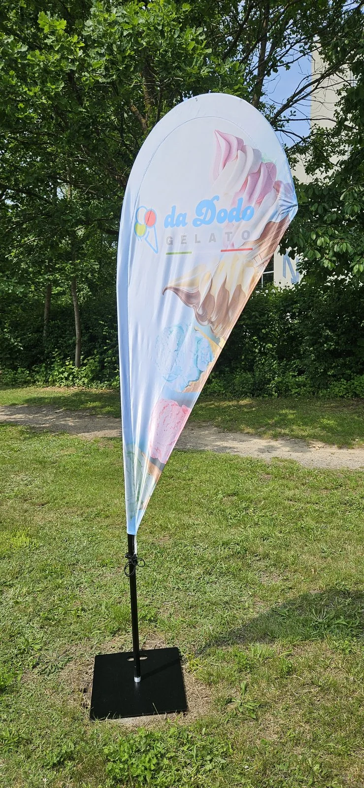 Weiße Beachflag mit buntem Eismotiv und da-Dodo-Gelato-Logo